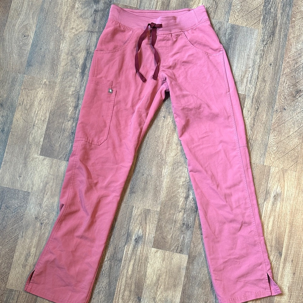 Figs kade cargo Women's Pants in Pink